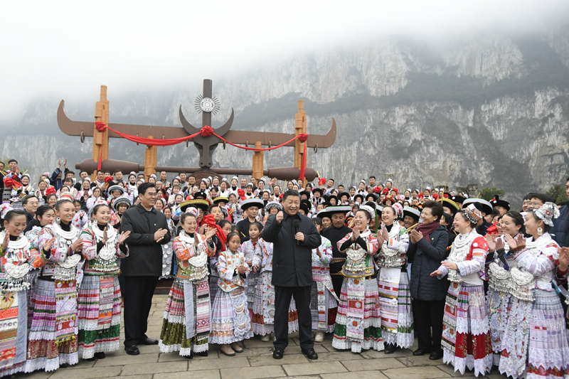 2月3日至5日,中共中央总书记、国家主席、中央军委主席习近平来到贵州考察调研,看望慰问各族干部群众,向全国各族人民致以美好的新春祝福。这是3日下午,习近平在毕节市黔西县新仁苗族乡化屋村文化广场上,向全国各族人民、港澳台同胞和海外侨胞拜年。新华社记者 李学仁 摄