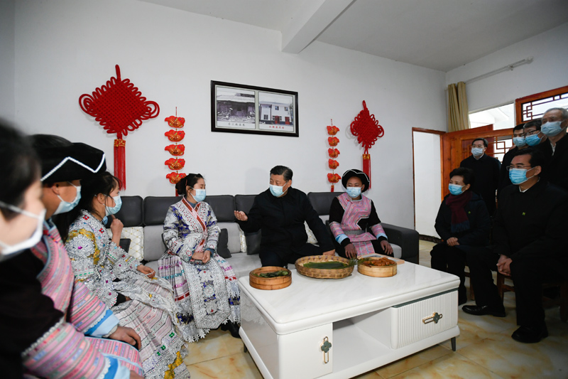 2月3日至5日,中共中央总书记、国家主席、中央军委主席习近平来到贵州考察调研,看望慰问各族干部群众,向全国各族人民致以美好的新春祝福。这是3日下午,习近平在毕节市黔西县新仁苗族乡化屋村苗族村民赵玉学家,同赵玉学一家亲切聊家常。新华社记者 李学仁 摄