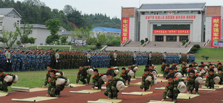 四川大学举行2013级学生崇州军训团阅兵暨总结大会