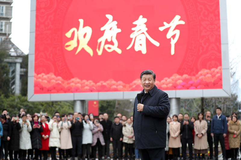 2月3日至5日,中共中央总书记、国家主席、中央军委主席习近平来到贵州考察调研,看望慰问各族干部群众,向全国各族人民致以美好的新春祝福。这是4日下午,习近平在贵阳市观山湖区金阳街道金元社区同社区群众亲切交流。新华社记者 丁海涛 摄