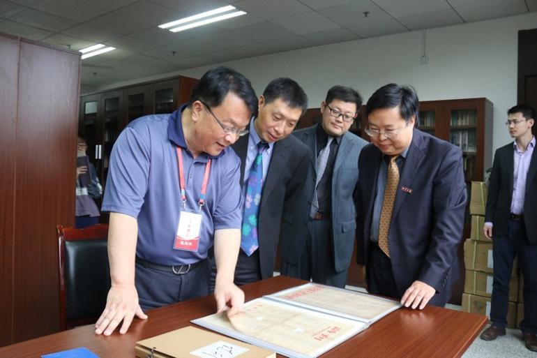 北京师范大学党委书记程建平教授(左一)参观刘福春中国新诗文献馆丨