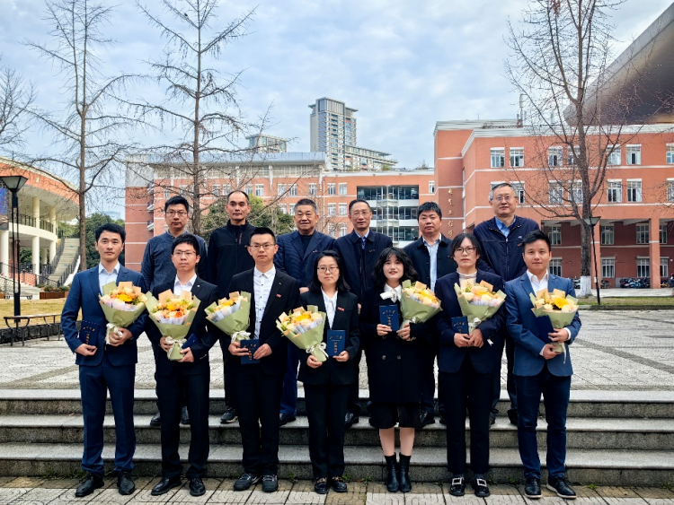 张卓代表学校向新晋副高级专业技术职务教师表示祝贺,并颁发聘书.