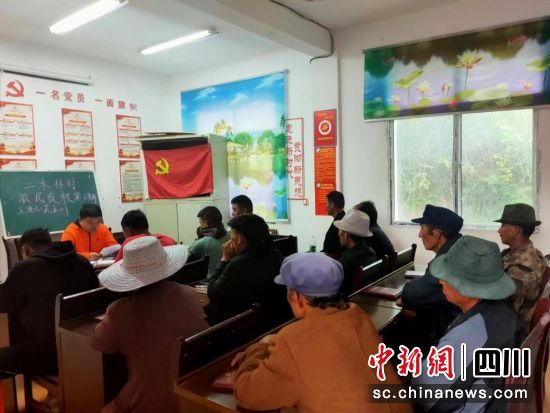 吴玉川在农民夜校上授课。黑水县委宣传部供图 吴玉川在农民夜校上授课。黑水县委宣传部供图