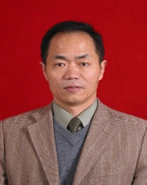 穿西装的男人描述已自动生成