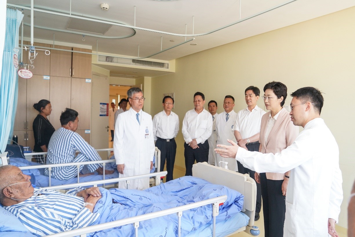 省委副书记、省长施小琳到我校华西医院调研并看望慰问医务工作者