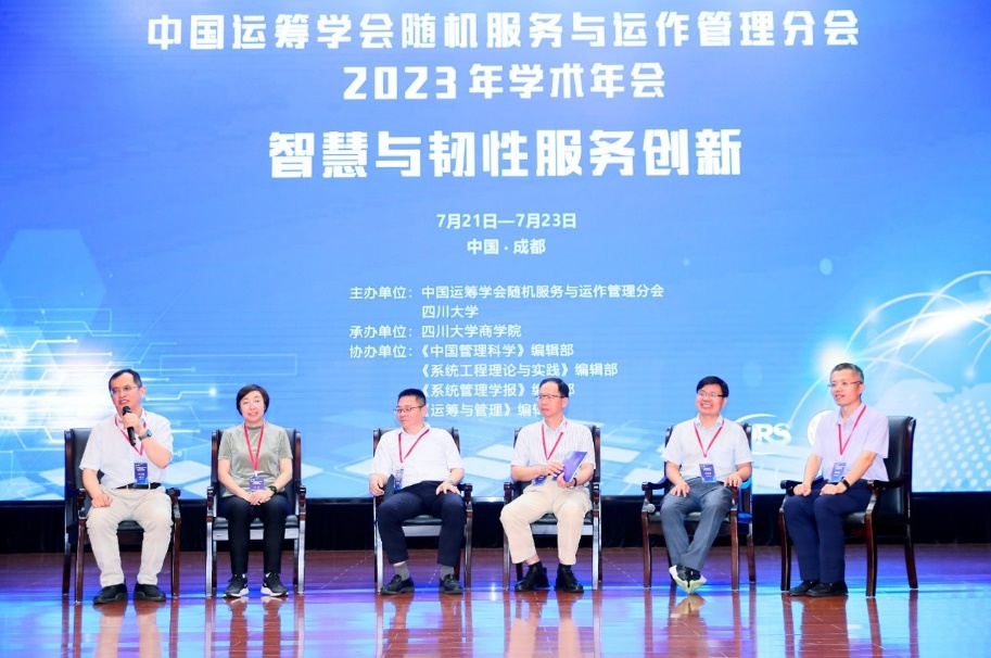 一群人站在台上描述已自动生成