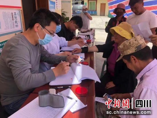 陶铁军和吴玉川协助乡镇卫生院开展疫苗接种登记工作。黑水县委宣传部供图 陶铁军和吴玉川协助乡镇卫生院开展疫苗接种登记工作。黑水县委宣传部供图