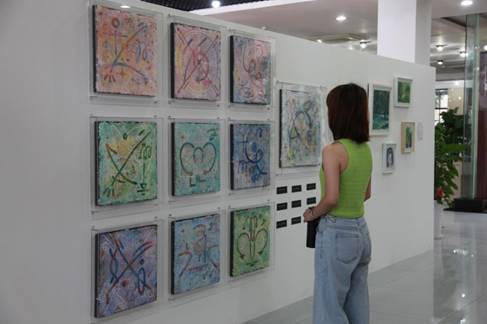 说明: C:\Users\Administrator\Desktop\艺术学院毕业设计展\展览现场照片\IMG_9736.JPG